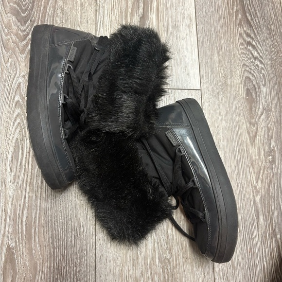 CROCS Shoes - CROCS Black Fur-Lined Winter Boots